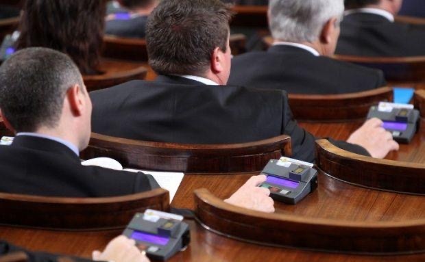 Със 131 гласа за парламентът реши да прекрати членството на