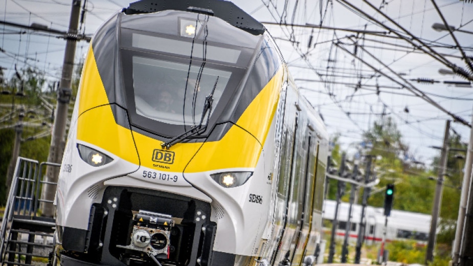 Най малко двама души бяха убити и седем ранени при нападение