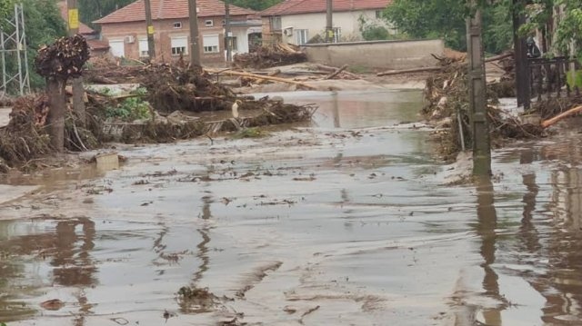 Тежка техника започва работа по разчистване на реките и укрепване