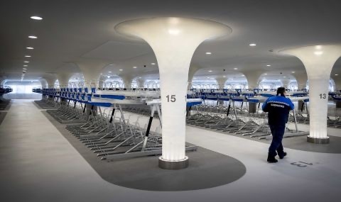 Измъчван от намаляващото пространство за паркиране на стотици хиляди велосипеди