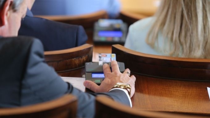 Учебниците да станат безплатни за всички ученици от 1 до