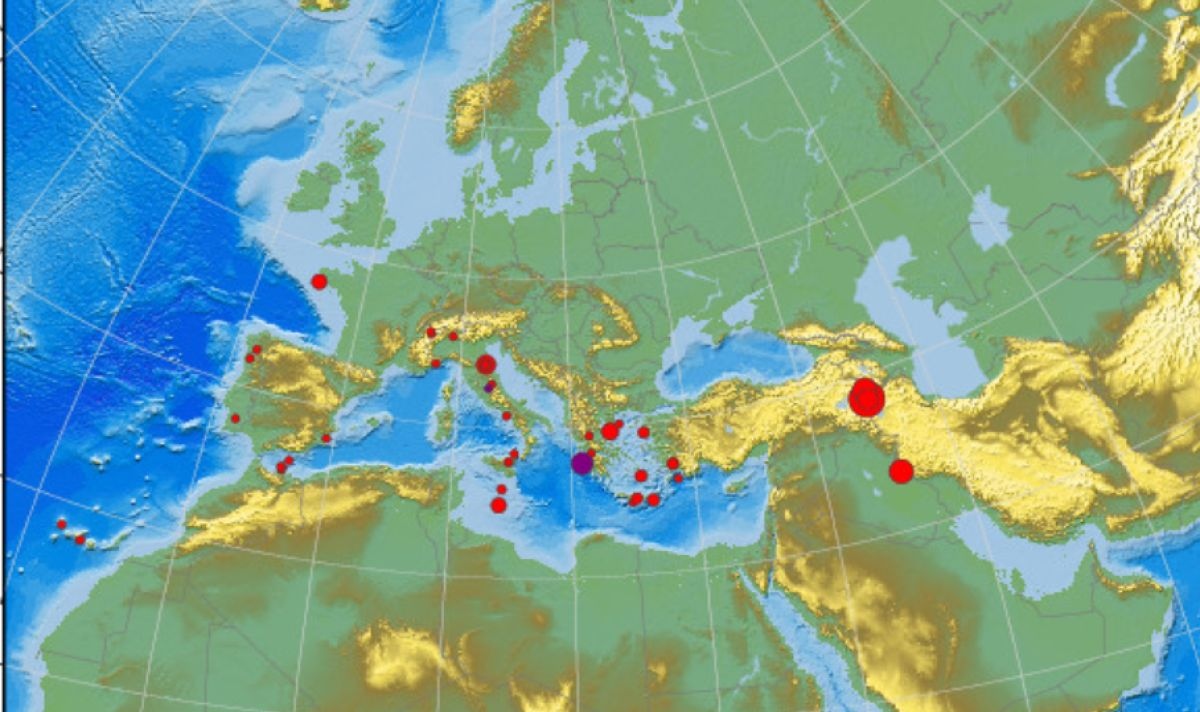 Най малко трима души са загинали а стотици са ранени при