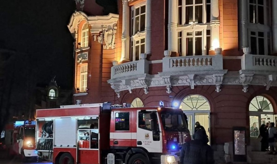 Евакуираха театър във Варна заради късо съединение