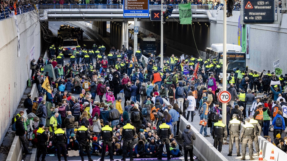 Стотици климатични активисти блокираха един от основните пътища в Хага