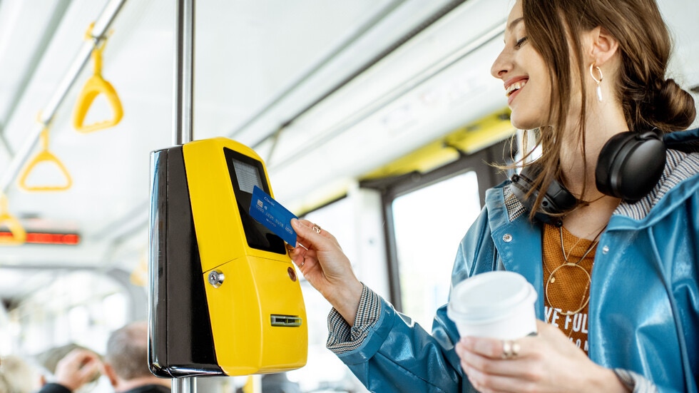 Съгласно решението на Министерски съвет от утре месечната карта за