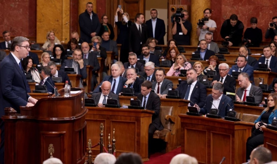 Хаос и сблъсъци в сръбския парламент, тръгнаха да бият Вучич