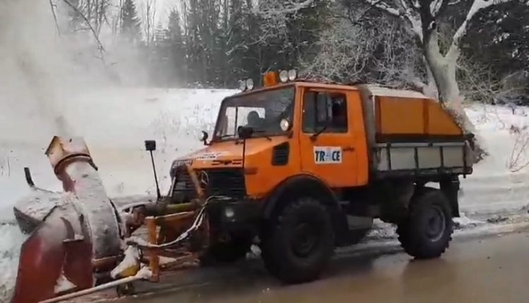 Близо 130 машини почистват пътните настилки в районите със снеговалеж