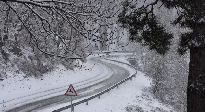 У нас след обилния снеговалеж проходите Хаинбоаз и Шипка са