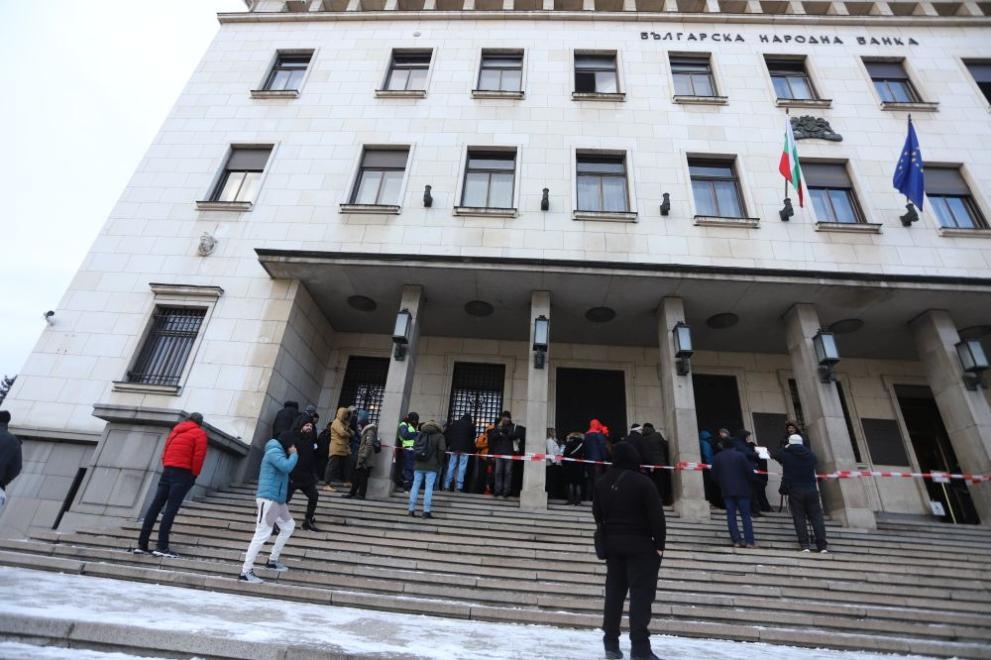 Цяла нощ хора чакаха на опашка пред централния вход на