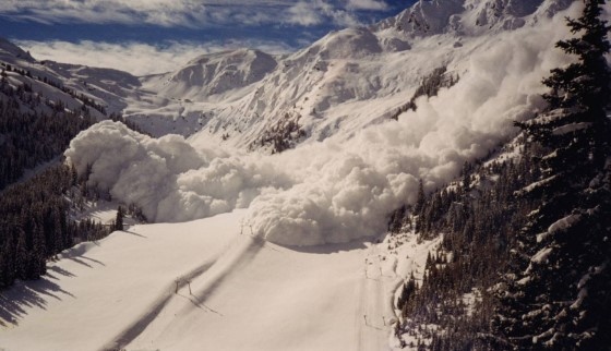 Изключително висока е лавинна опасност в планините заради натрупаните снегове