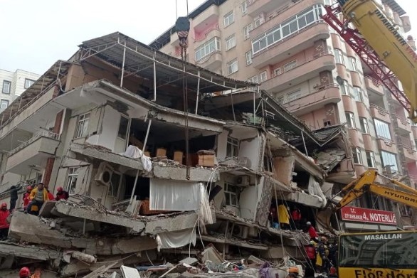 Продължава търсенето на оцелели в Турция и Сирия след опустошителите