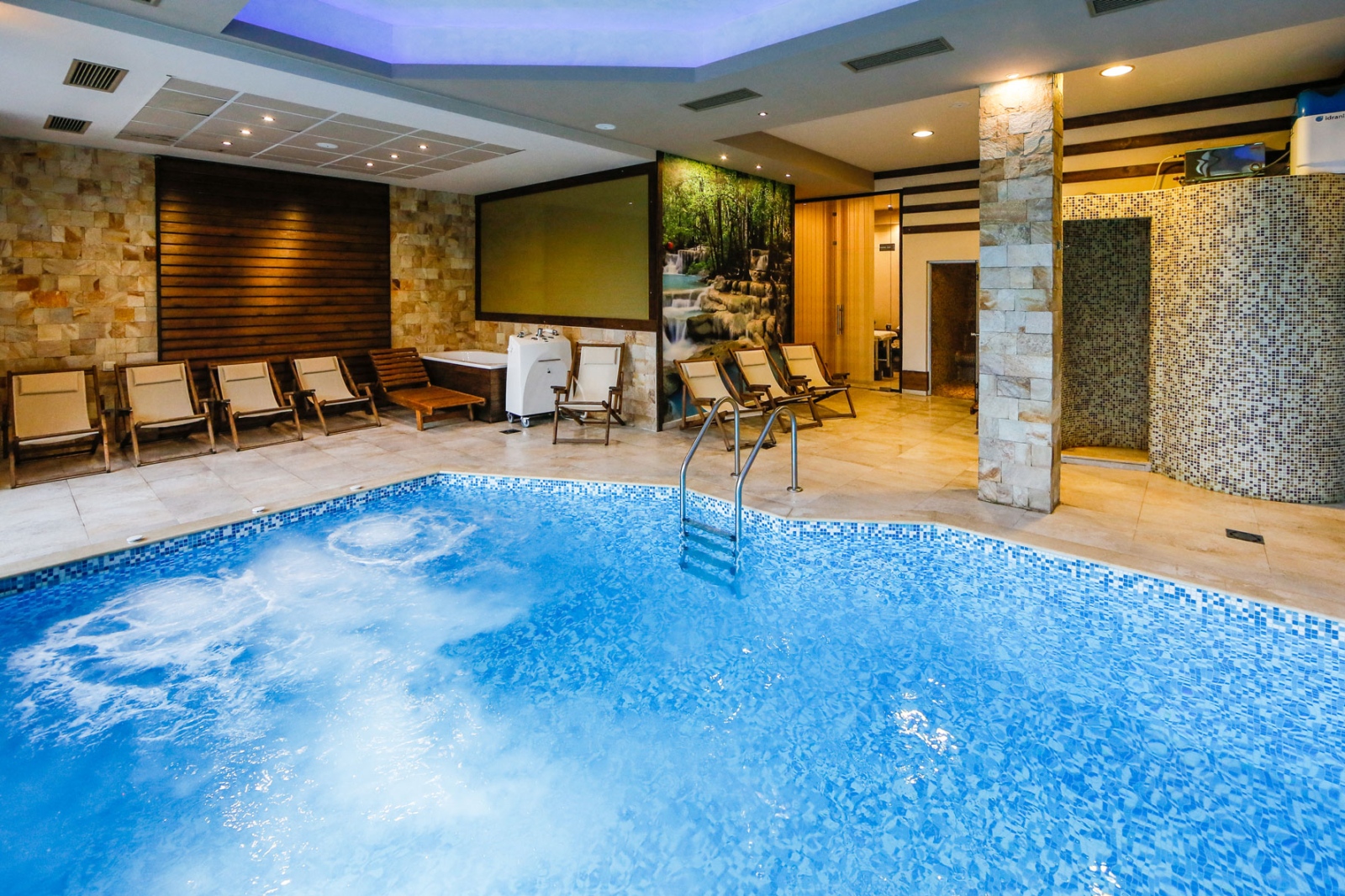 През декември 2022 г в страната са функционирали 2 224