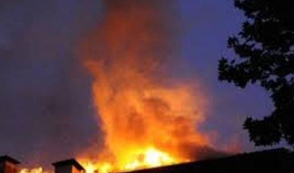 Пожар пламна в навес с дърва в имота на кмета