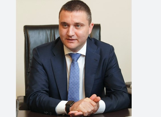 Слушам по̀ първите хора в ГЕРБ как защитават Владислав Горанов