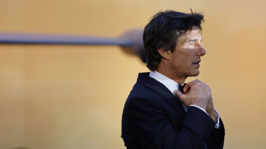 Известният режисьор Стивън Спилбърг изглежда казва на Том Круз в