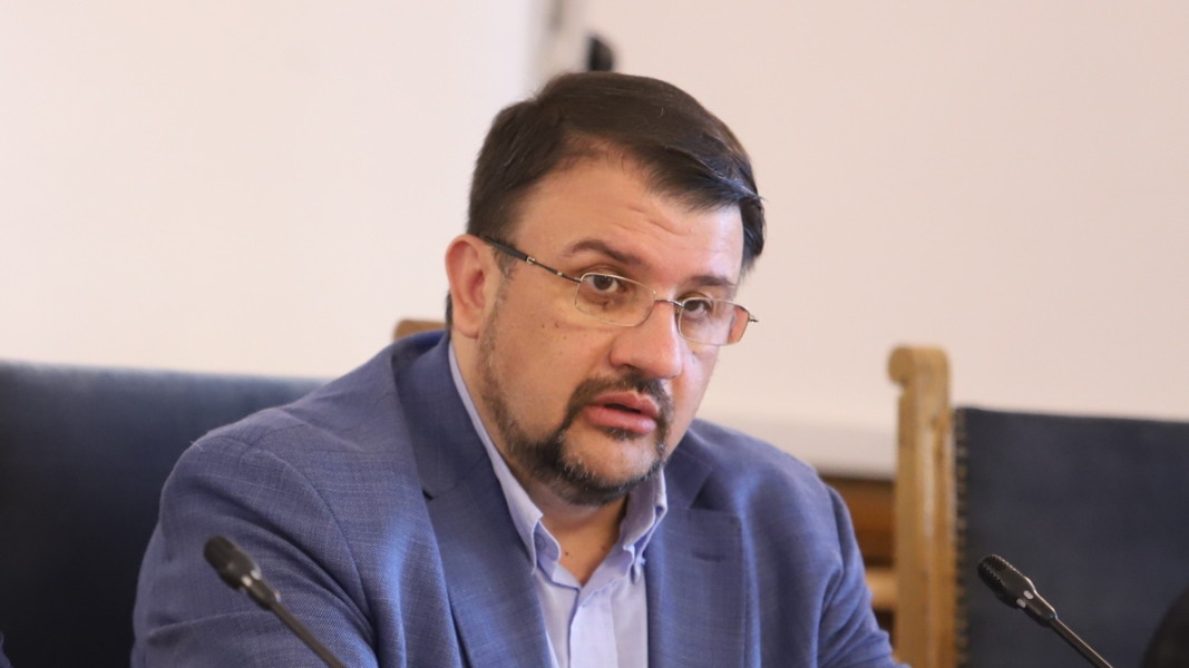 Бившият депутат от Продължаваме промяната Настимир Ананиев е завел две
