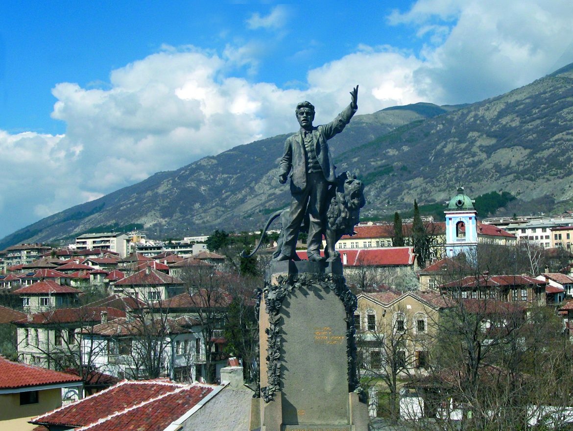 В Карлово днес ще има архиерейска света литургия и панихида