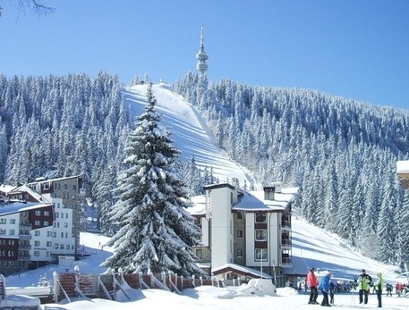 Сняг от покрив на заведение в Пампорово се стовари върху