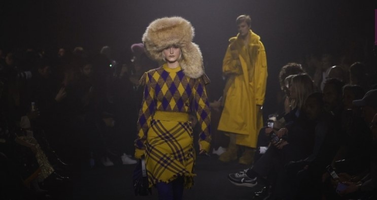 Британската луксозна марка Burberry представи първото си ревю под ръководството
