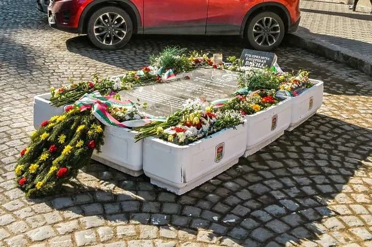 Тук през 1873 г е погребан Васил Левски това гласи