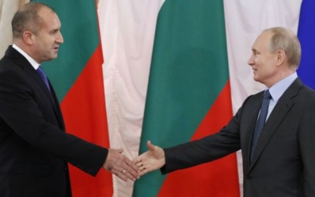 Двусмислената позиция на президента Румен Радев и нежеланието му да