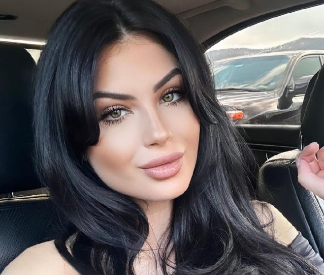 Лятото още е далеч но родните красавици вече разхвърляха дрехи