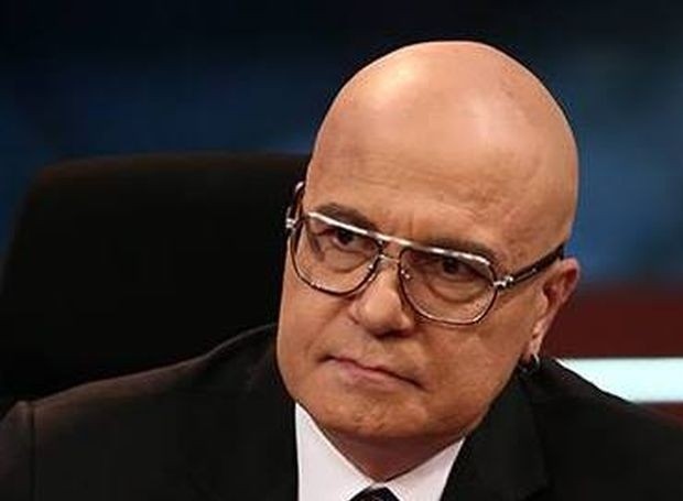 Влизам днес в офиса сядам и гледам до мен само