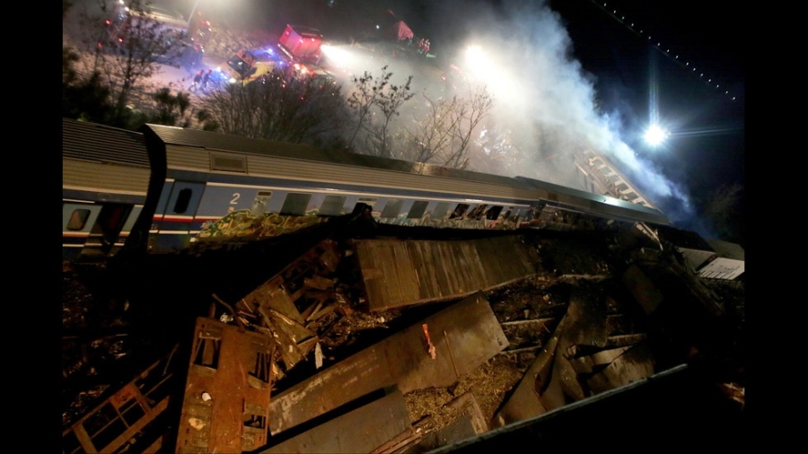 Десетки жертви и ранени при катастрофа между два влака в Гърция 