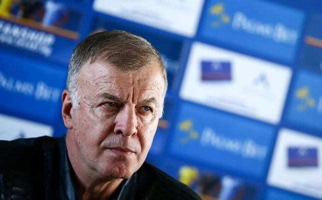 Мажоритарният собственик на футболния Левски Наско Сираков е бил пресрещнат