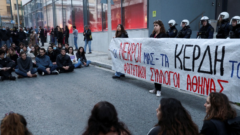 Увеличава се броят на жертвите след влаковата катастрофа в Гърция