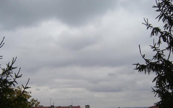 Днес времето над страната ще бъде облачно на места със