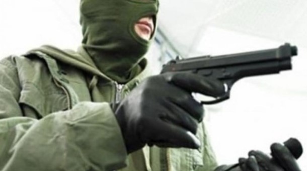 Двама въоръжени и маскирани мъже са обрали снощи офис за