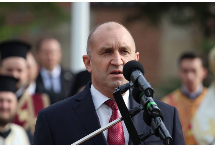 Румен Радев и Илияна Йотова положиха венци на монумента в