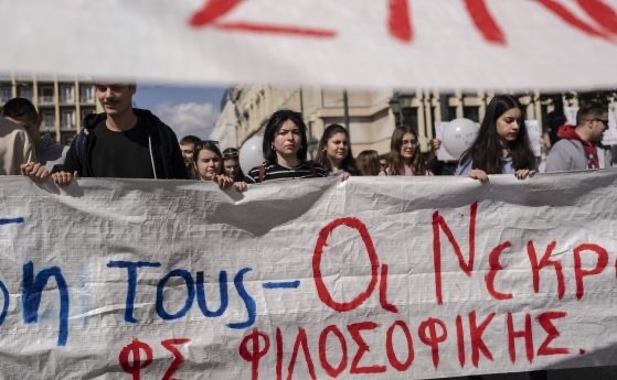 Хиляди протестиращи запазиха днес минута мълчание пред гръцкия парламент в памет