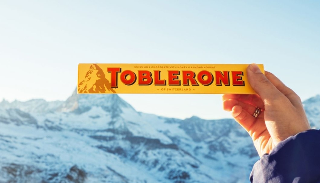 Toblerone се откроява директно на рафтовете за шоколад в магазините.