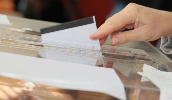 Гласовете от хартиения и машиния вот ще се вписват в протоколите
