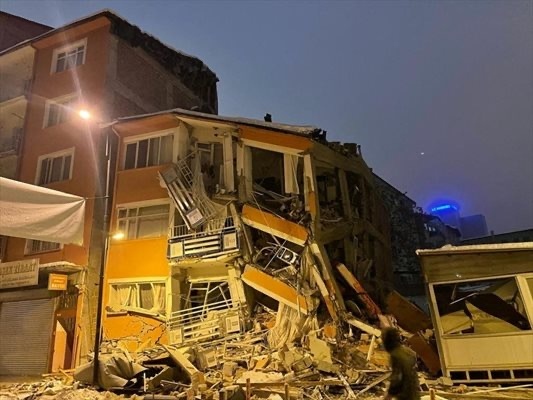 Щетите от катастрофалното земетресение, което удари Турция и Сирия миналия