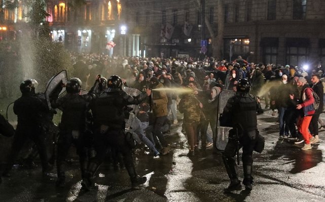 Демонстранти и полиция влязоха в сблъсъци за втора поредна вечер