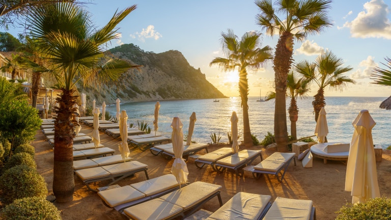 Здравните власти на остров Ибиса призоваха туристите да бъдат бдителни