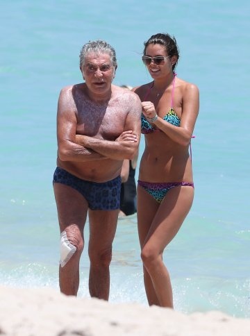 82 годишният дизайнер Роберто Кавали стана баща за шести път Бебето е