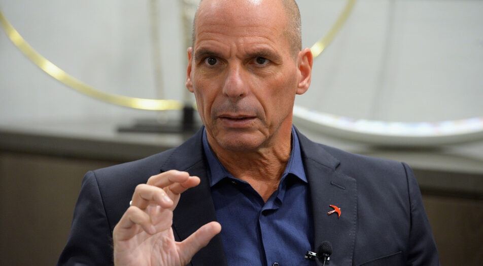 Гръцкият политик Янис Варуфакис е бил нападнат и бит пред