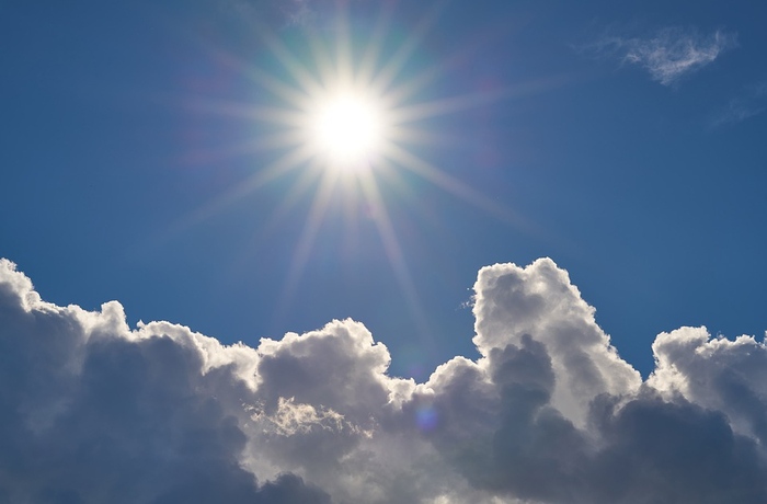 Постепенно от запад облачността ще се разкъсва и намалява съобщиха