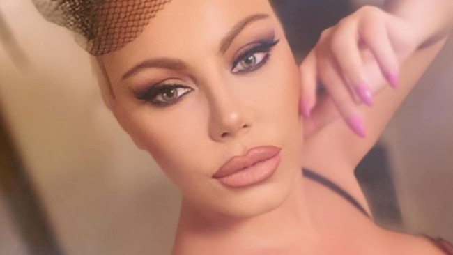 Поп фолк певицата Камелия не може да се оплаче от липса