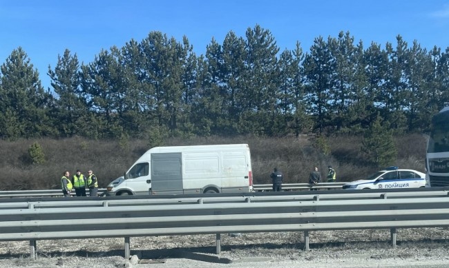 35 мигранти са заловени в бус със софийска регистрация научи NOVA