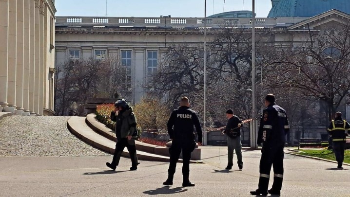 Полицията проверява сигнал за бомба пред Националната библиотека Св Св Кирил