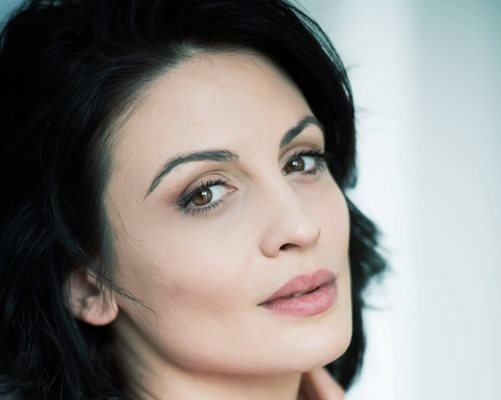 Актрисата Диана Димитрова сподели нова порция снимки в официалния си