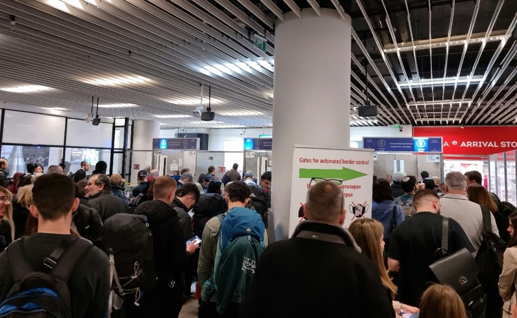 Гранична полиция продължава да създава суматоха на Летище София с