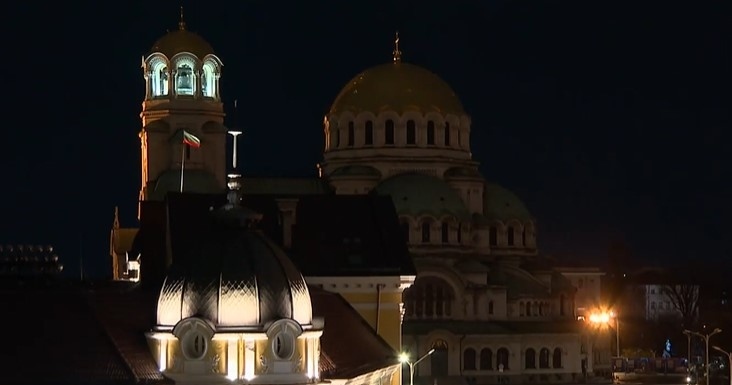 Храмът Св. Александър Невски е без осветление от месеци