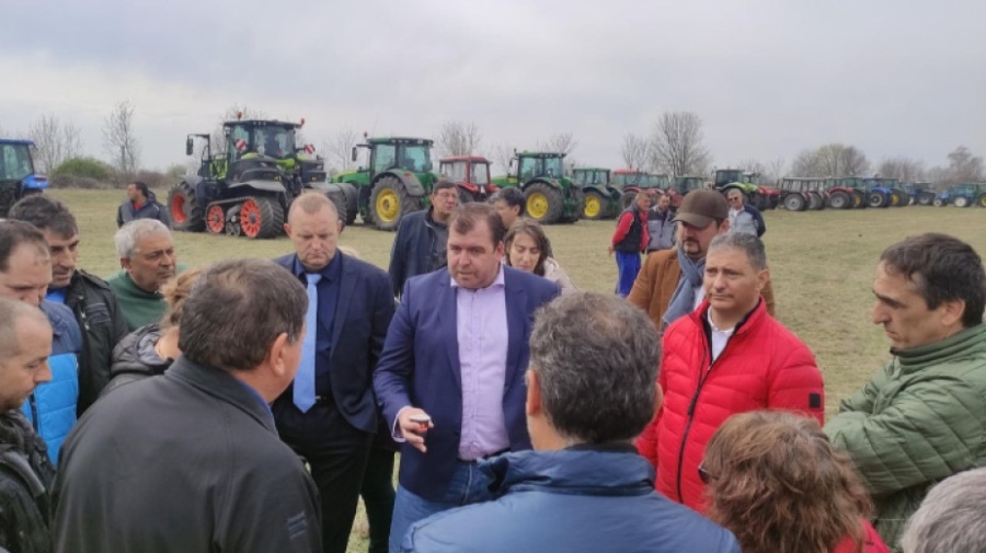 Министър Гечев съобщи на протест, че ЕК дава още 16 млн. евро за зърнопроизводителите