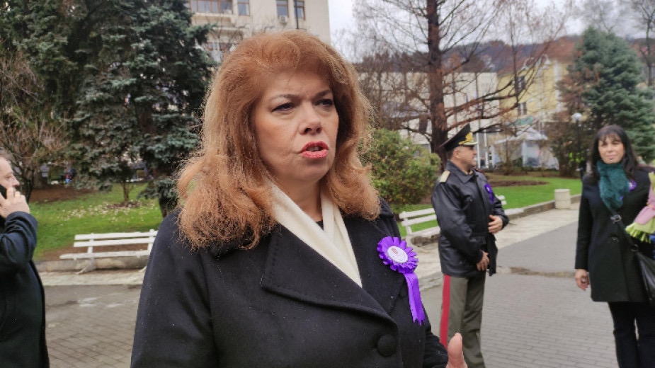 Предизборната кампания се води от политическите формации с теми които